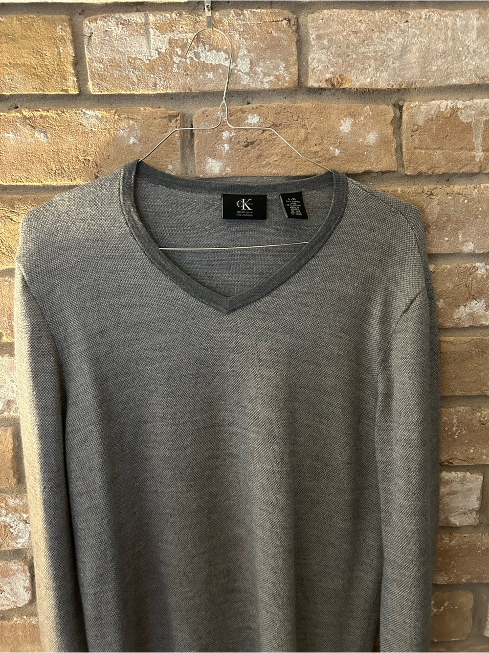 Calvin Klein Men’s Gray V-Neck Sweater. Men’s Large. - Picture 3 of 4